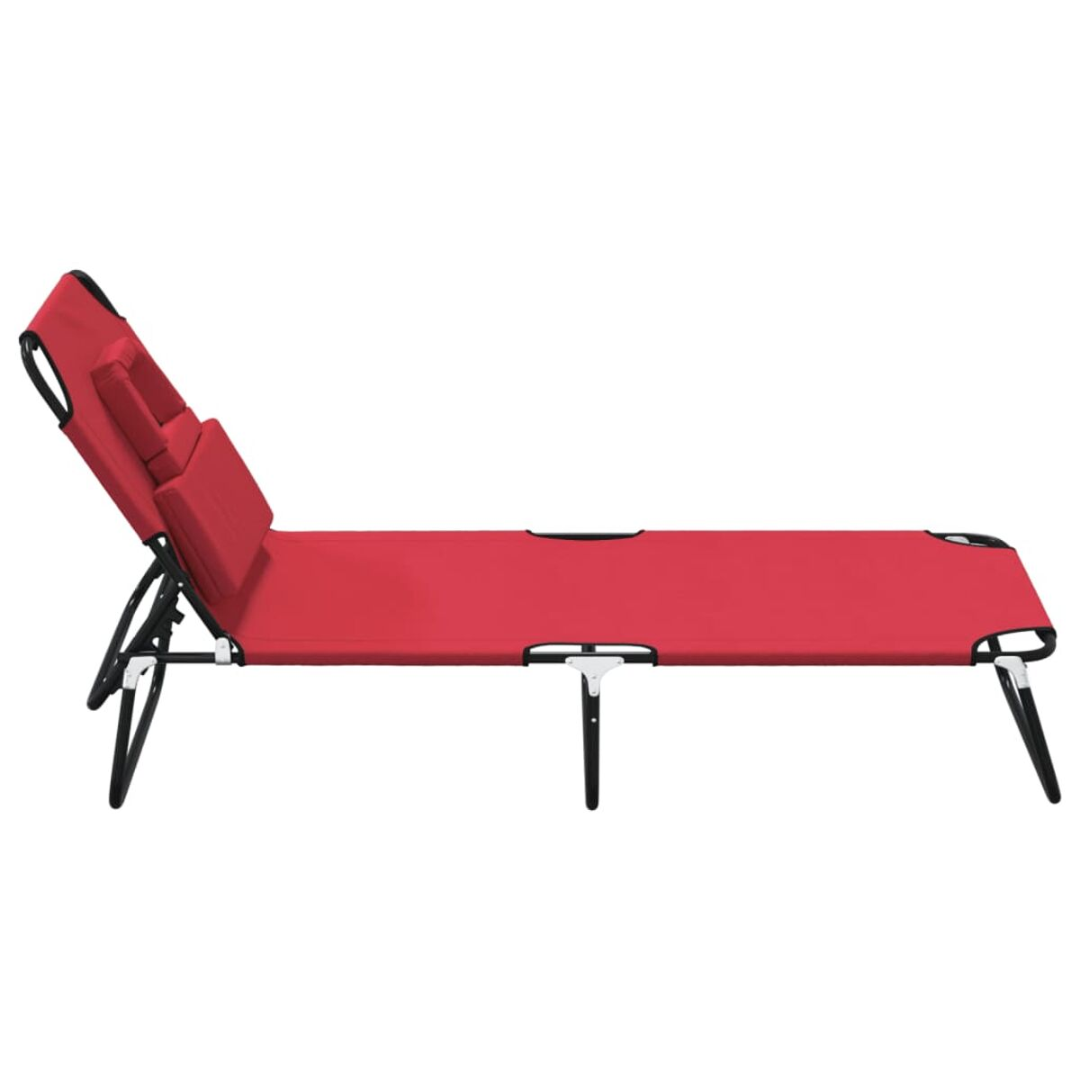 Roter, zusammenklappbarer Strandstuhl mit schwarzem Gestell, zurückgelehnt. Weißer Hintergrund.