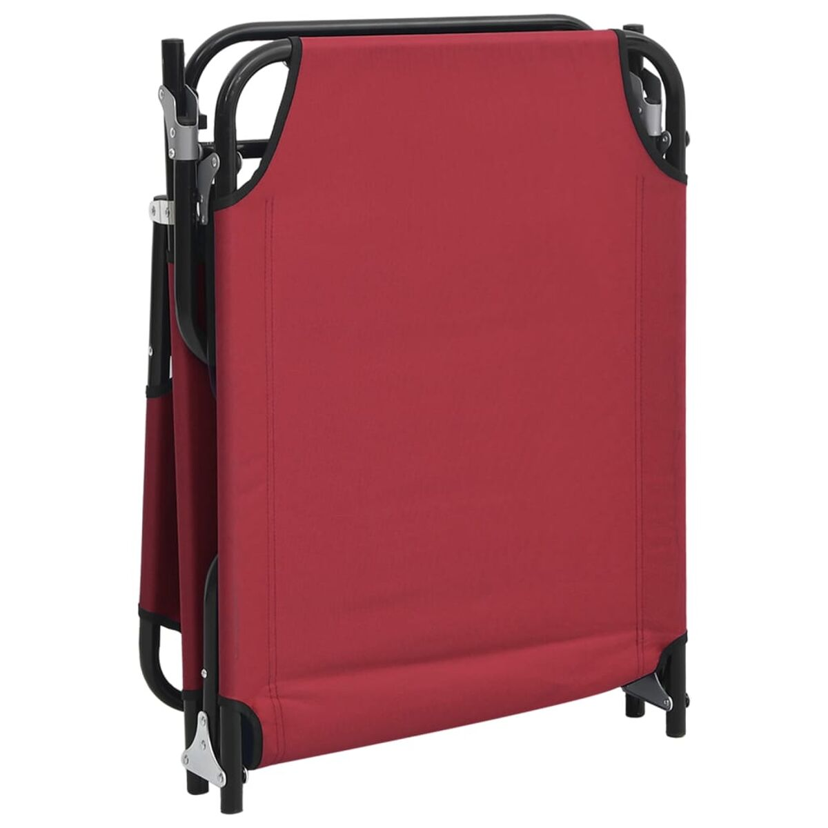 Ein zusammengeklapptes rotes Campingbett mit schwarzem Rahmen. Das Bett steht senkrecht.