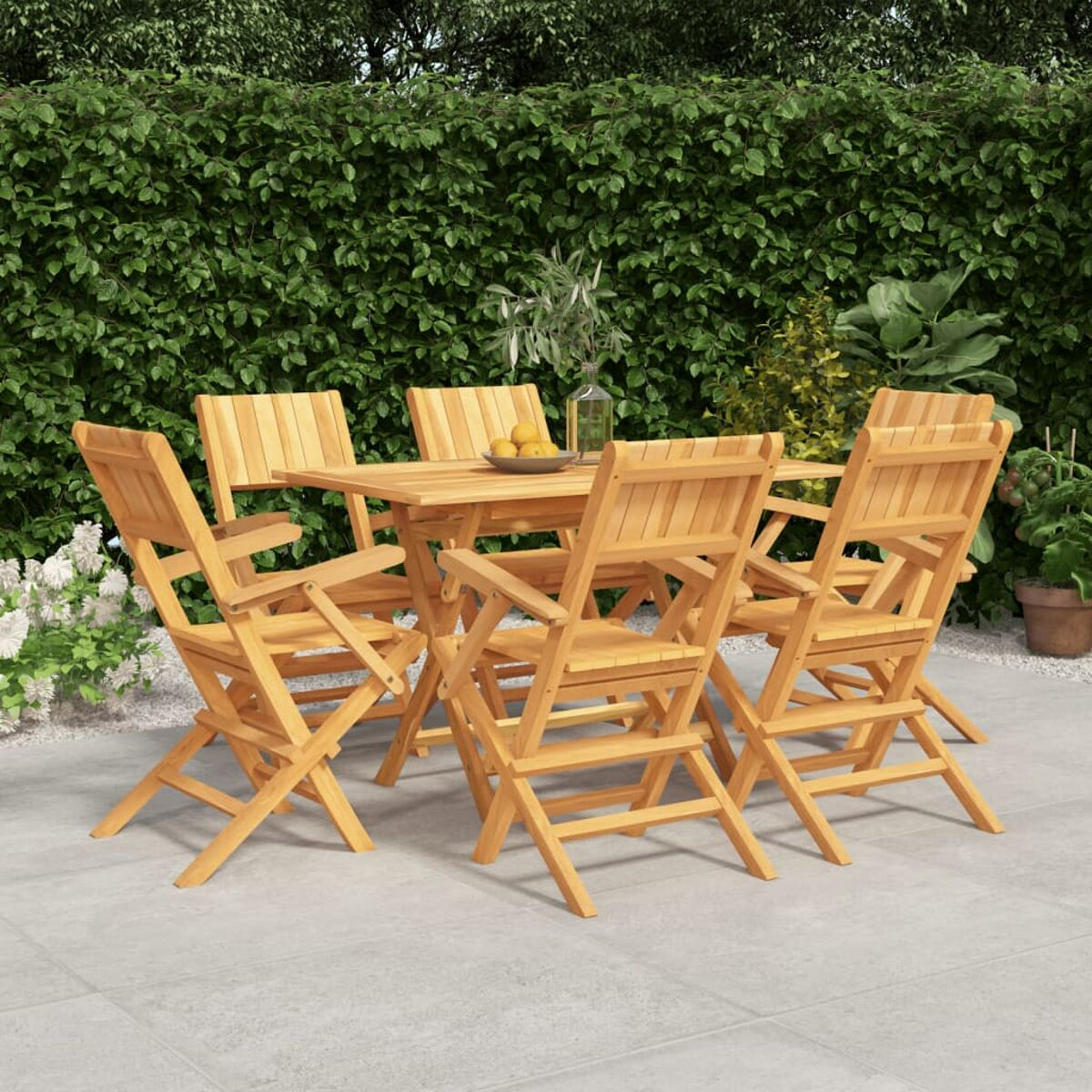Essgruppe aus Holz im Freien mit sechs Stühlen und einem Tisch auf einer Terrasse.