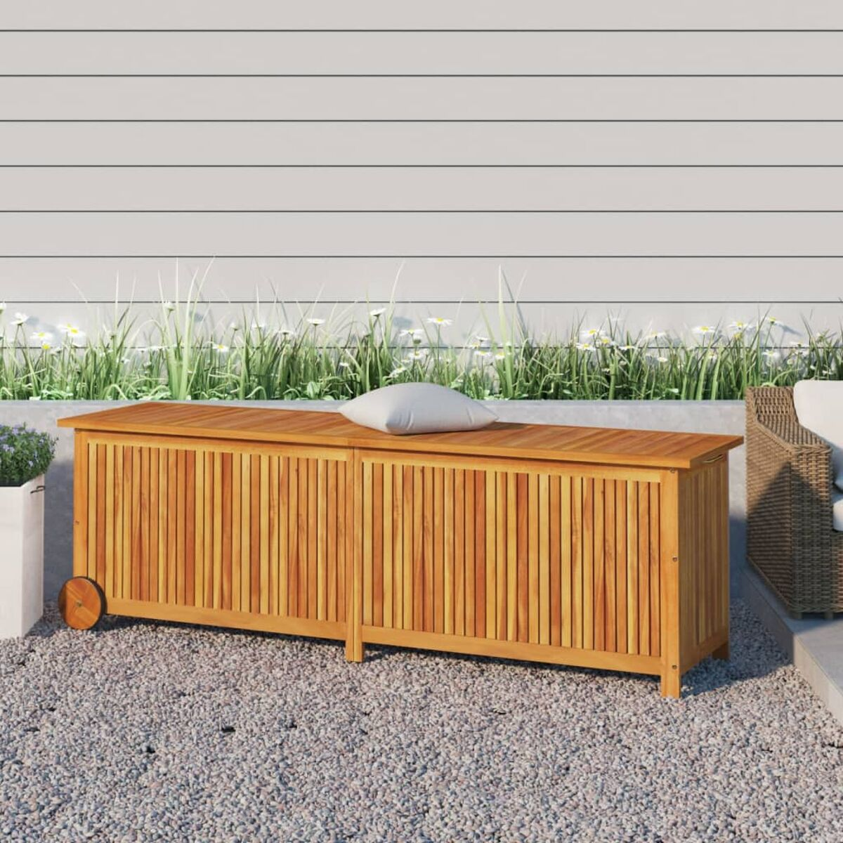Outdoor-Stauraumtruhe aus Holz mit Deckel, auf Kies, mit Kissen.