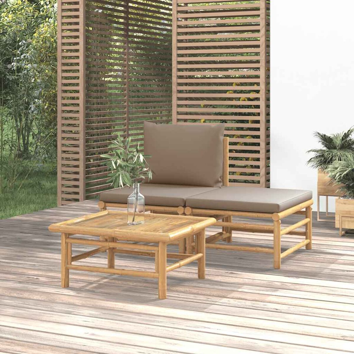 Bambus-Terrassenset mit Tisch und zwei Sitzplätzen.