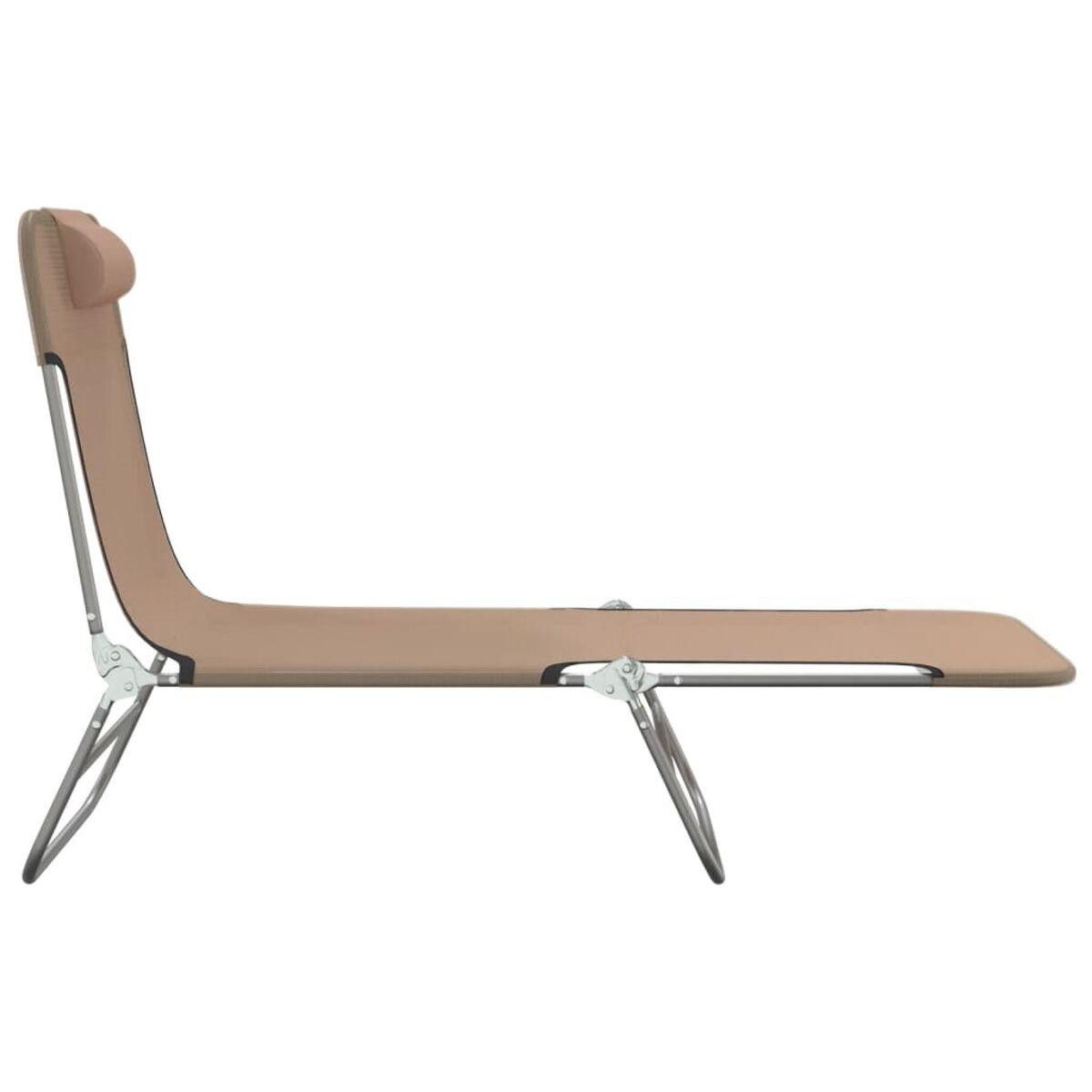 Beige Liegestuhl. Hat eine Kopfstütze und ist geneigt. Es besteht aus Stoff und Metall.