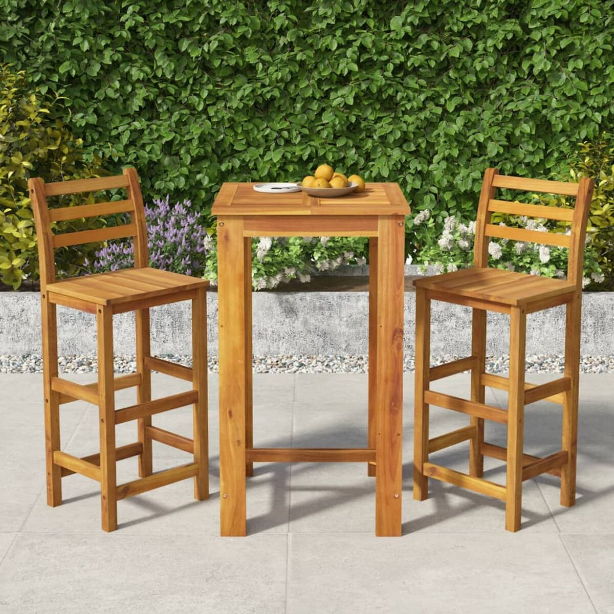 Bar-Set aus Holz für draußen: zwei Stühle, ein Tisch und Zitronen. Auf einer Terrasse mit grüner Wand.