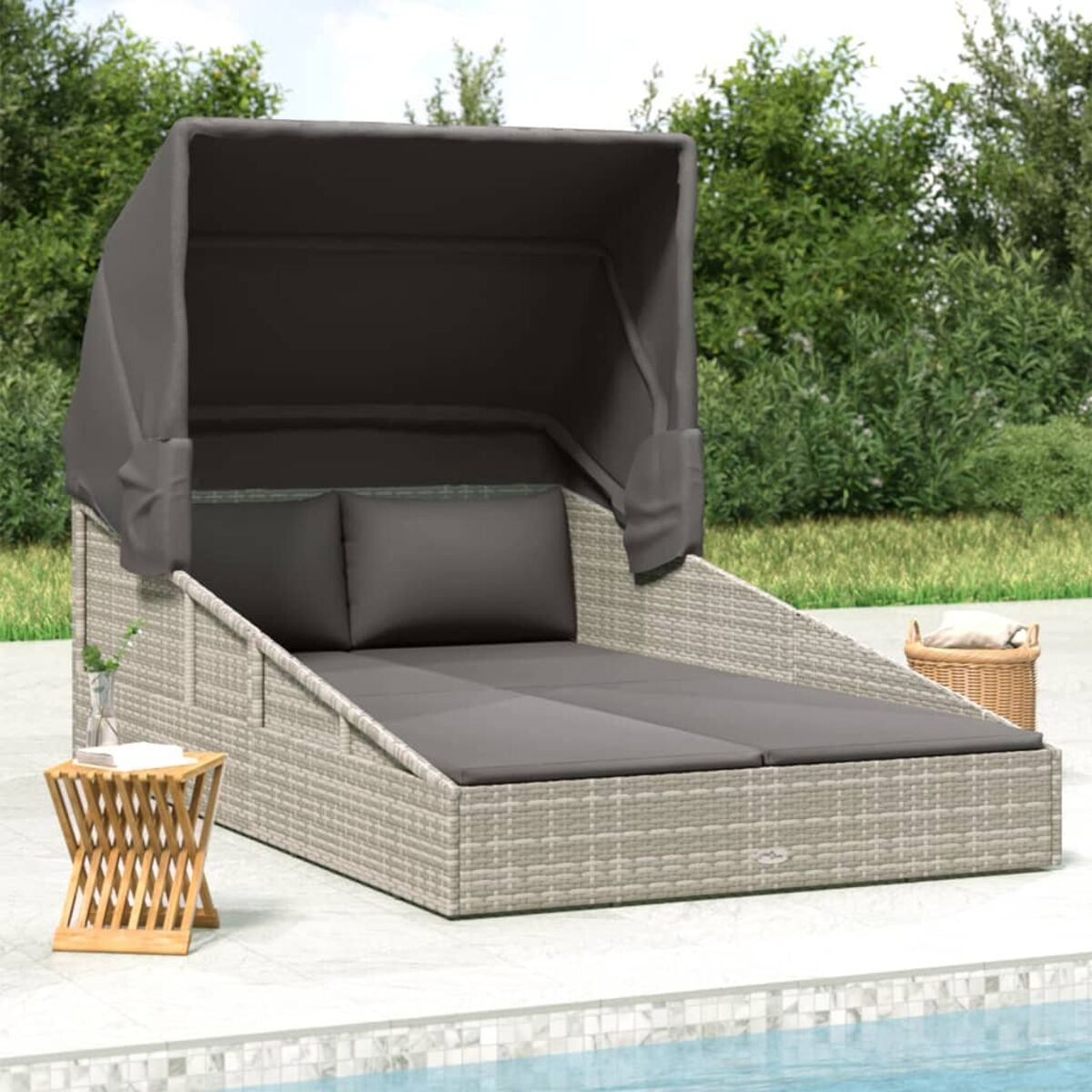 Outdoor-Tagesbett mit Baldachin, Kissen und einem kleinen Tisch am Pool.