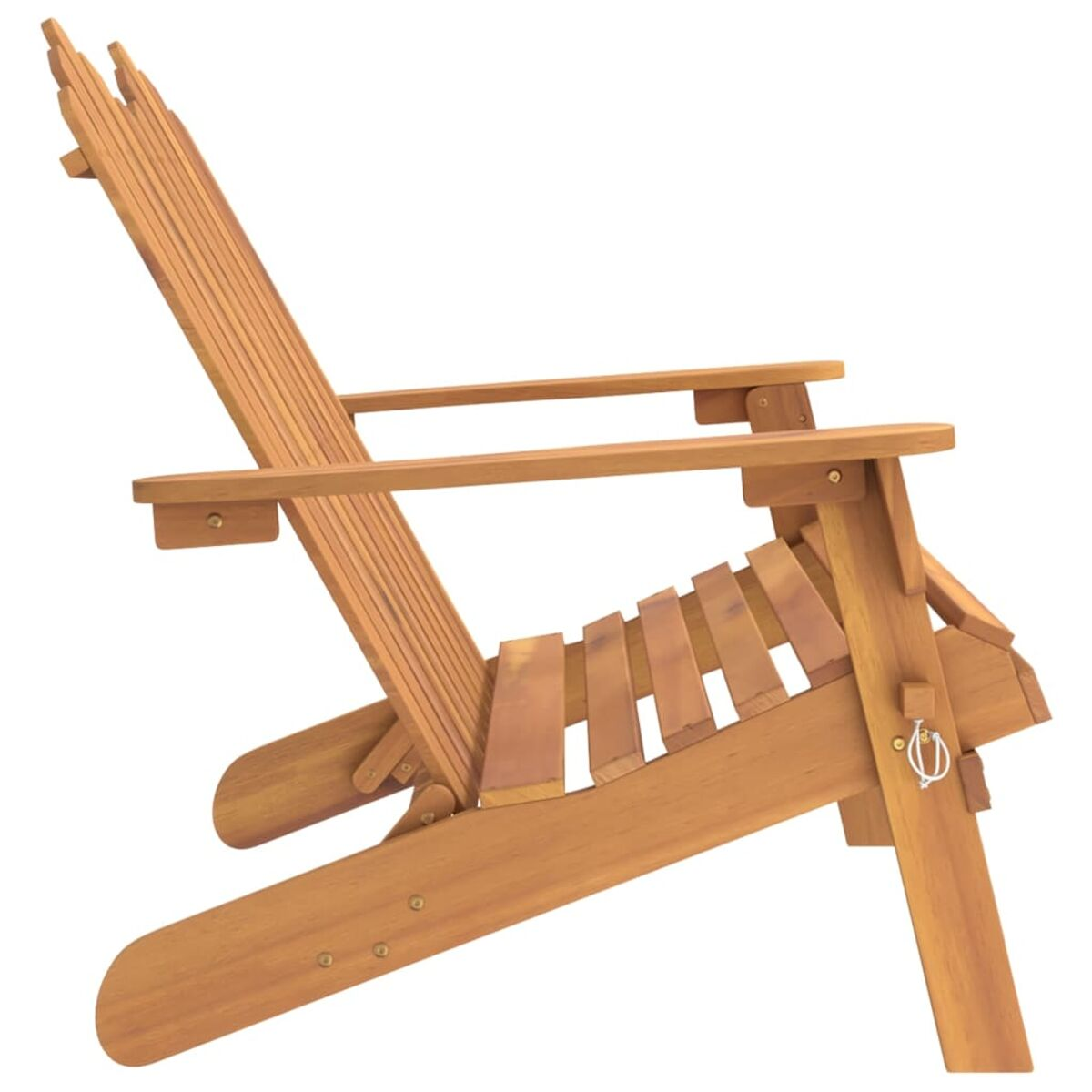 Seitenansicht eines Adirondack-Stuhls aus Holz. Es hat einen Lattenrost und eine Rückenlehne. Braune Farbe.