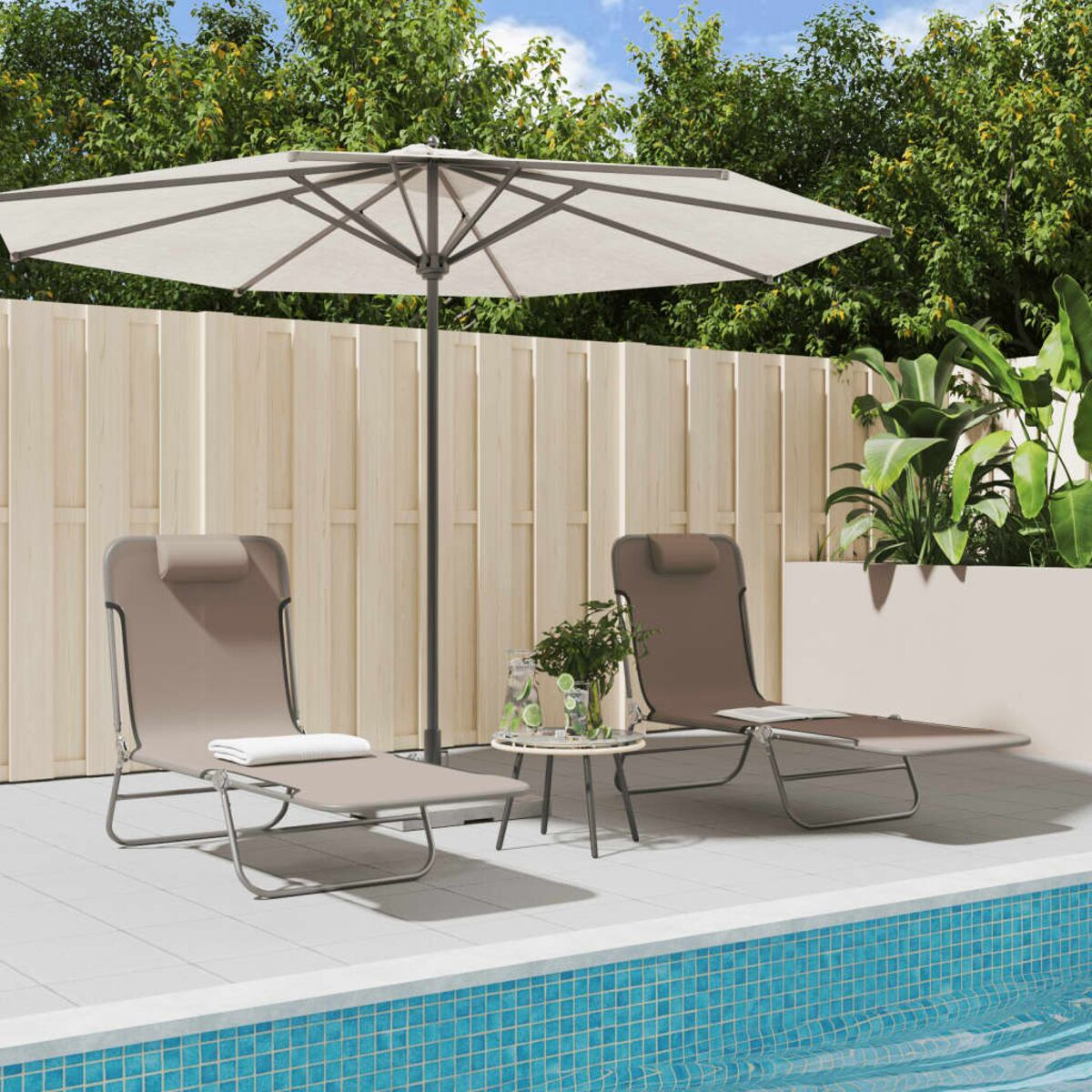 Szene im Freien mit zwei Liegestühlen, einem Tisch und einem Sonnenschirm am Pool.