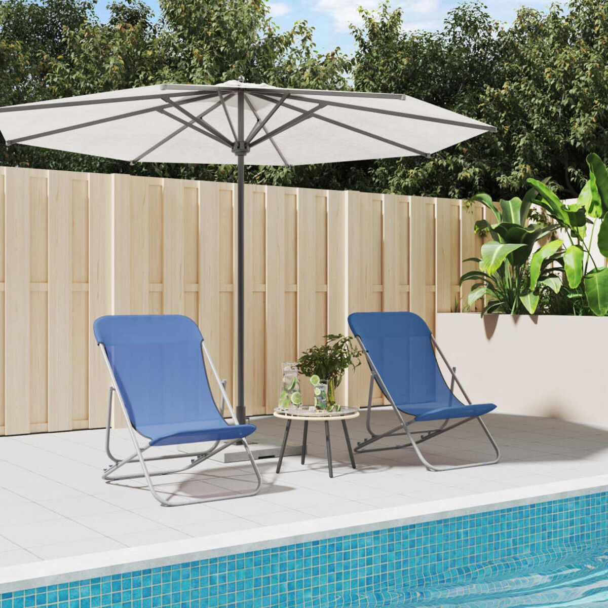 Zwei blaue Klappstühle und ein kleiner Tisch am Pool unter einem weißen Sonnenschirm.