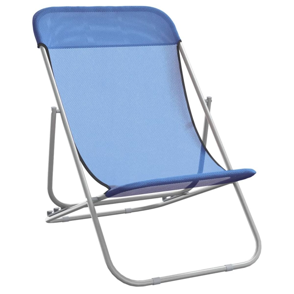 Blauer Klappstuhl mit Netzbespannung. Silberner Rahmen. Weißer Hintergrund.