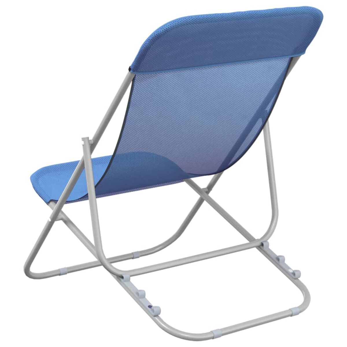Ein blauer Strandstuhl aus Netzstoff in gefalteter Position. Er hat ein graues Gestell, vor weißem Hintergrund.