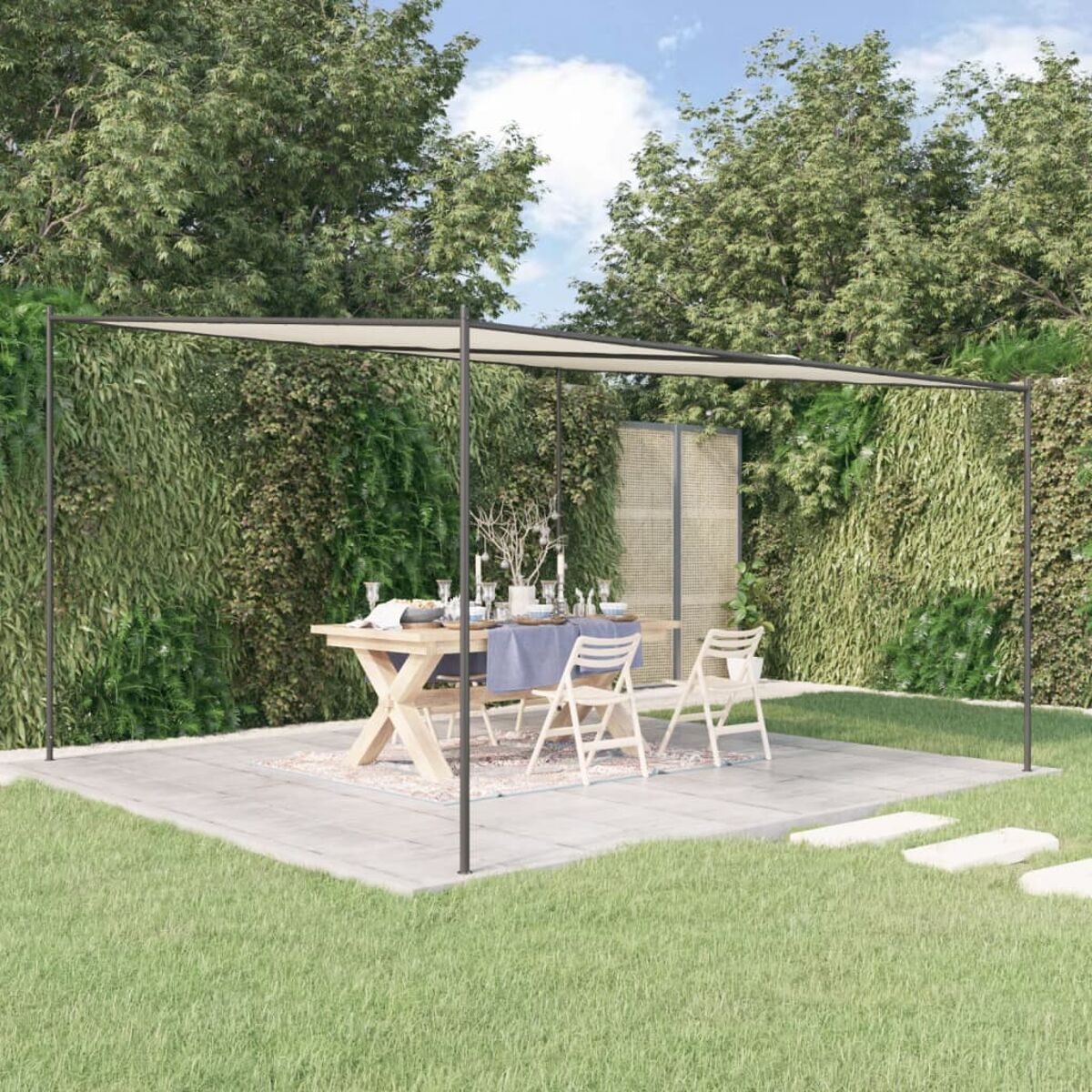 Pergola mit Tisch und Stühlen zum Essen in einem Garten mit Bäumen und grüner Wand.