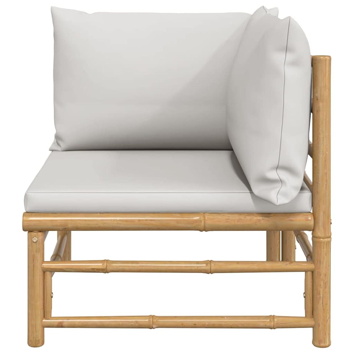 Ecksofa aus Bambus mit weißen Kissen. Hellbrauner Bambusrahmen.
