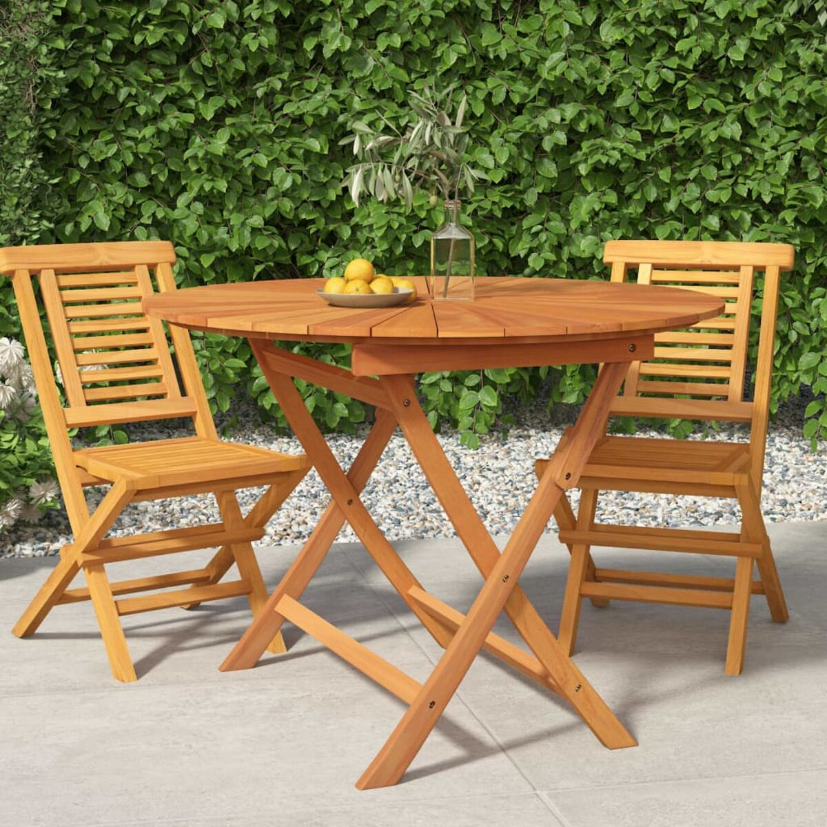 Holztisch und Stühle im Freien. Tisch ist rund, Stühle sind klappbar. Draußen aufgestellt.