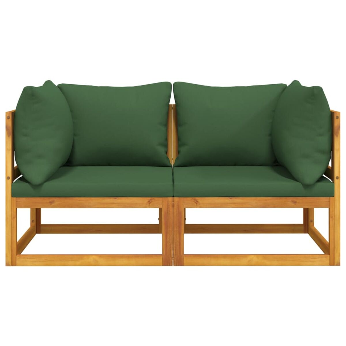 Holzsofa mit grünen Kissen. Zwei Kissen auf der Rückseite und zwei Sitze. Der Hintergrund ist weiß.