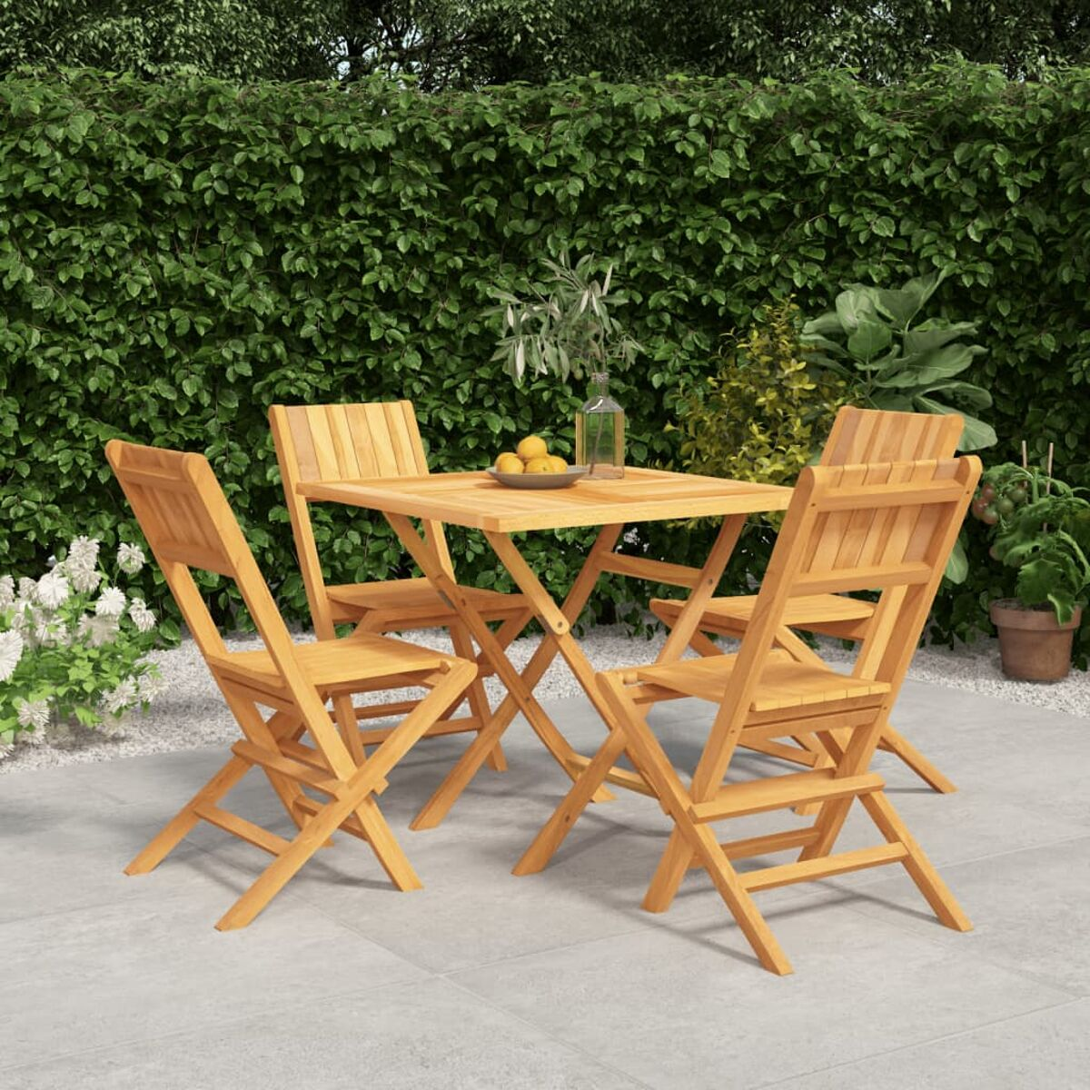 Holz-Gartenmöbel-Set. Vier Stühle und ein quadratischer Tisch.
