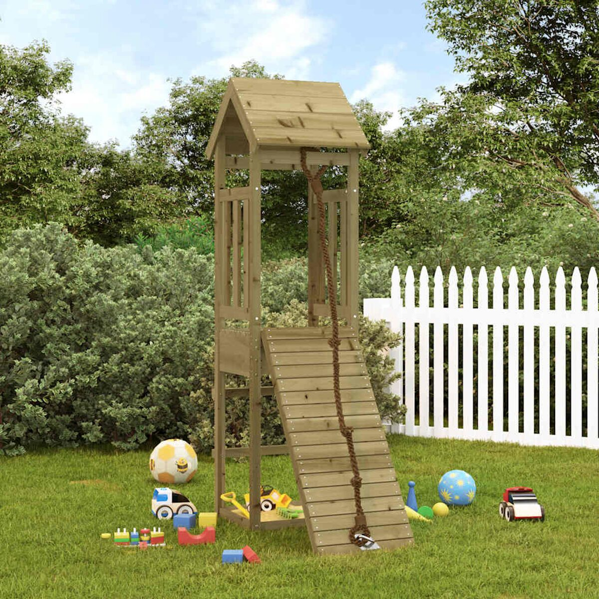 Spielplatz aus Holz in einem Garten. Mit Rutsche, Kletterseil und Turm. Spielzeug im Garten.