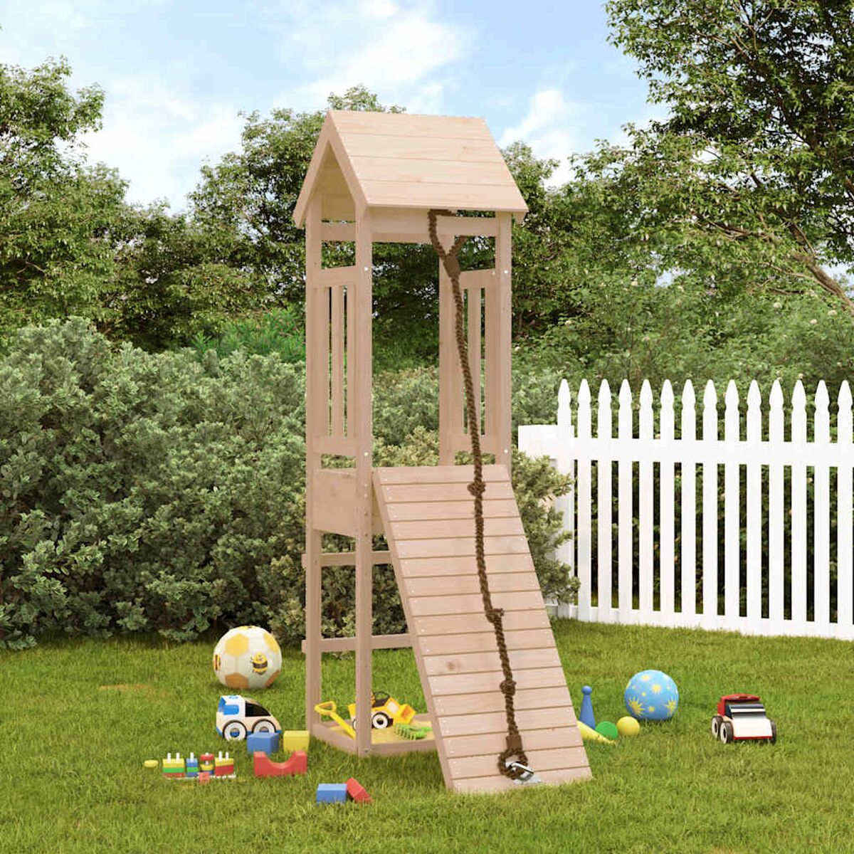 Spielstruktur aus Holz mit Rutsche und Seil. Spielzeug auf grünem Gras. Weißer Zaun im Hintergrund.