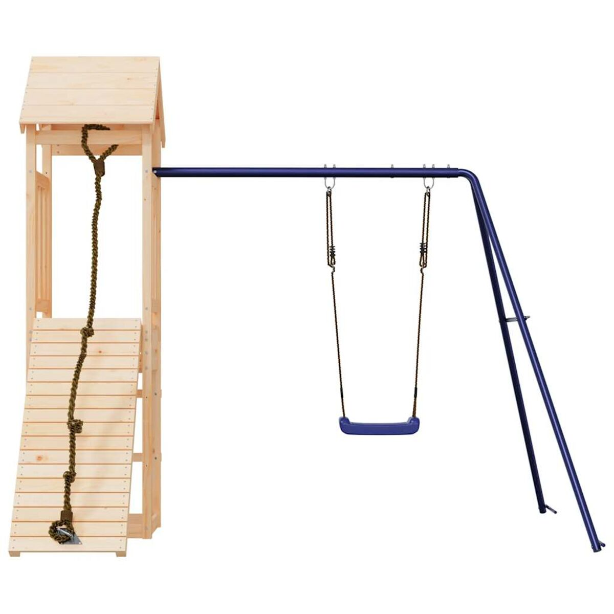 Ein Holzspielplatz mit Kletterseil, Rutsche und zwei Schaukeln.