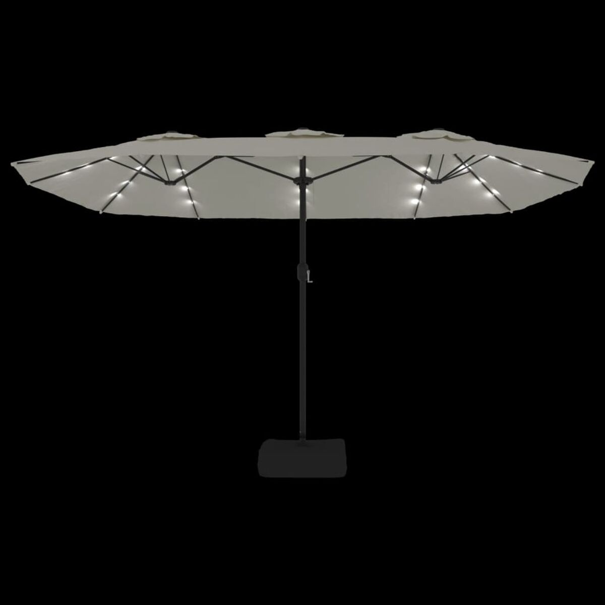 Doppelseitiger Sonnenschirm mit Lichtern, vor schwarzem Hintergrund, bietet Schatten.
