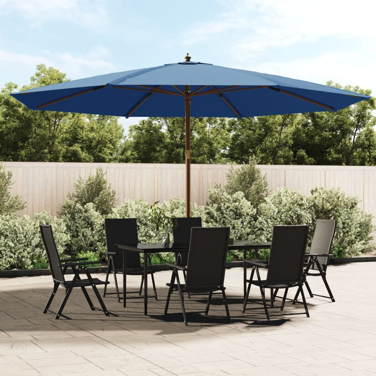 Terrassenset mit Tisch, Stühlen und blauem Sonnenschirm. Garten mit Bäumen und Zaun.