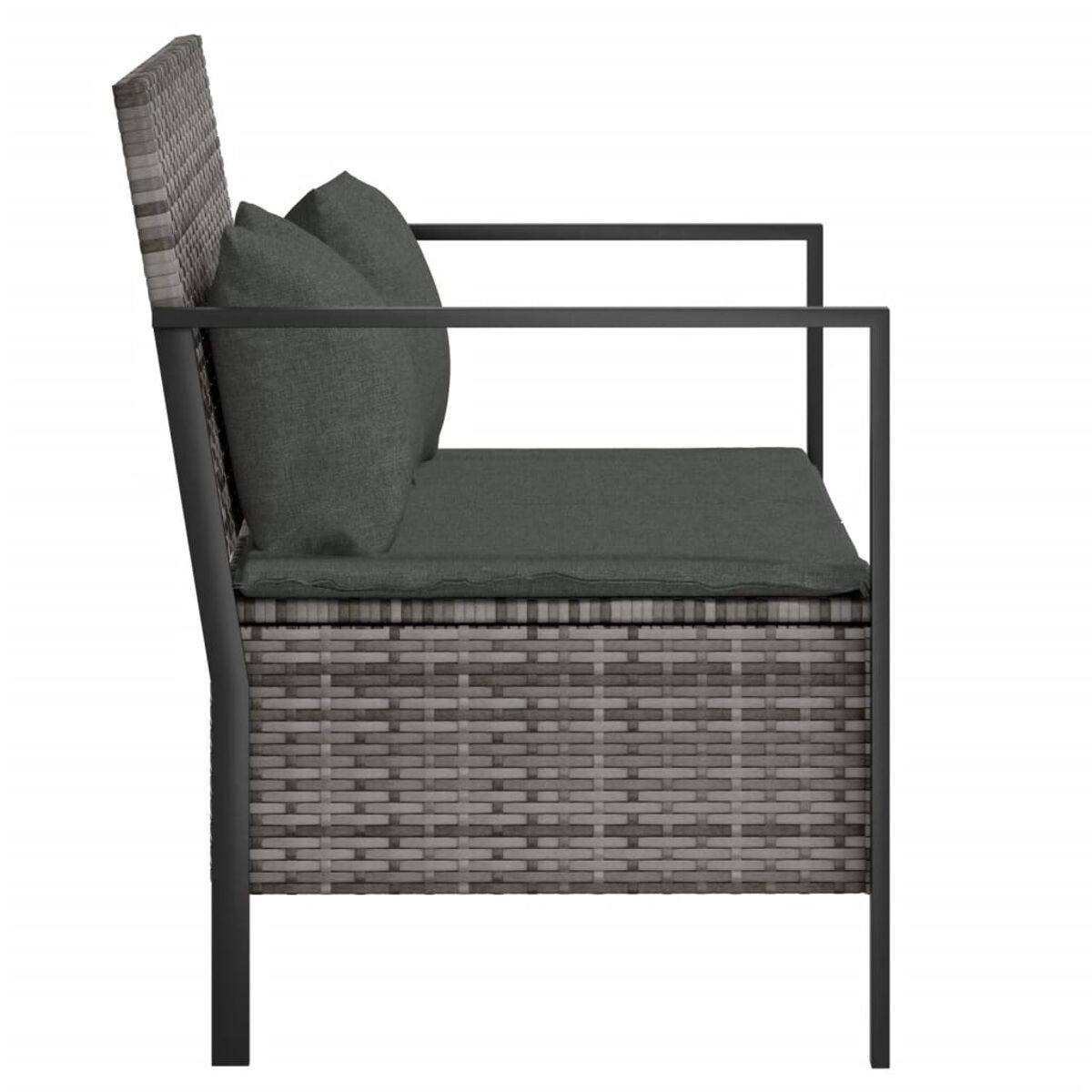 Eine graue Outdoor-Bank im Korbstil mit zwei Kissen. Es hat ein schwarzes Metallgestell und Armlehnen.