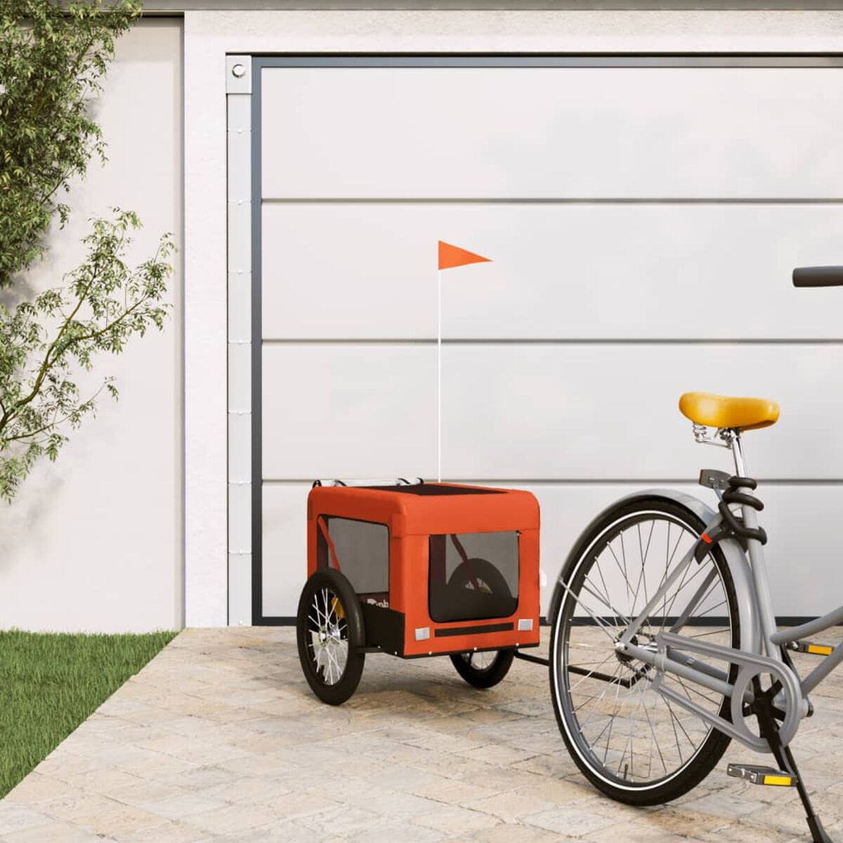 Ein Fahrrad mit einem Anhänger. Der Anhänger ist orange und hat eine Fahne.