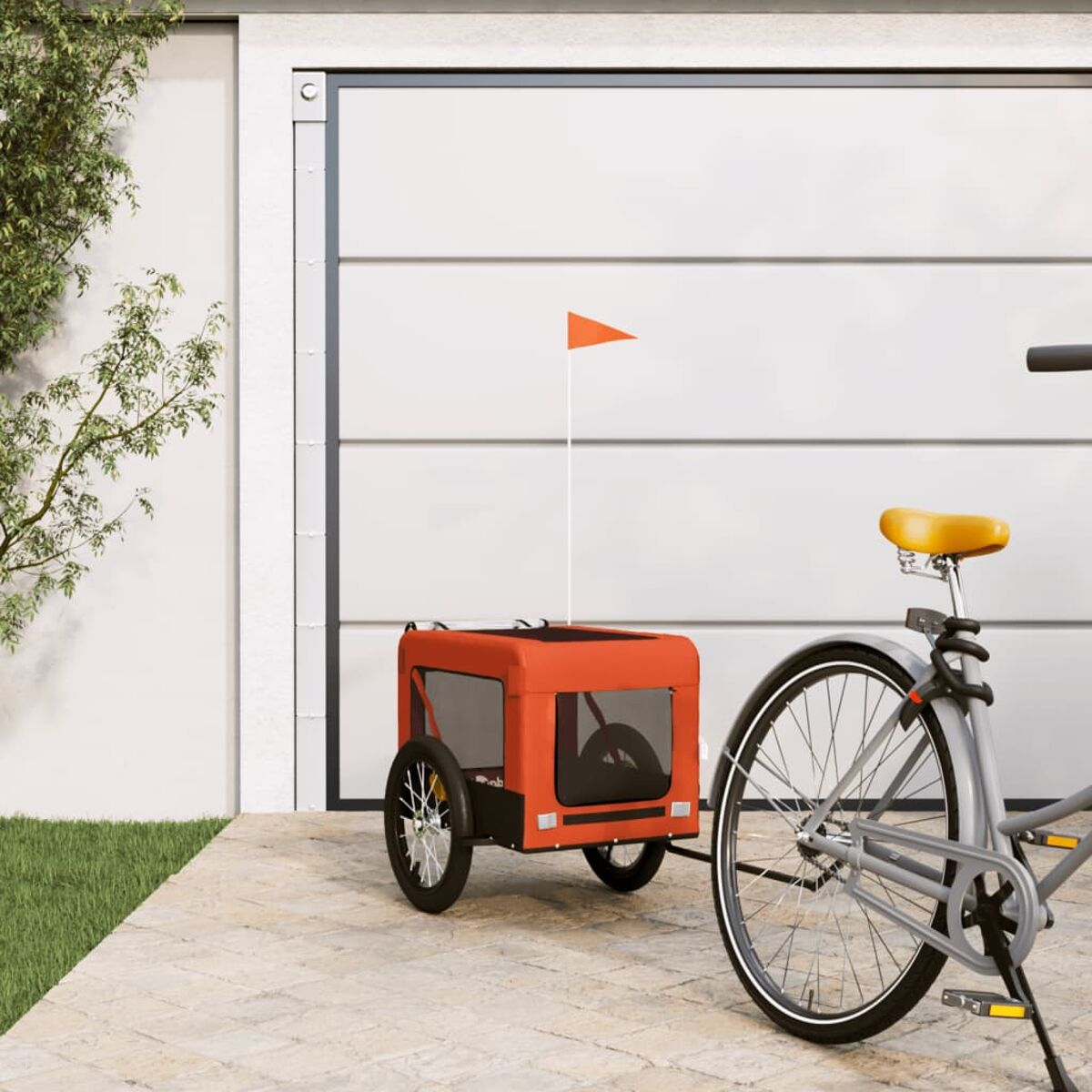 Ein Fahrrad mit rotem Anhänger und Fahne wird vor einer Garage gezeigt.