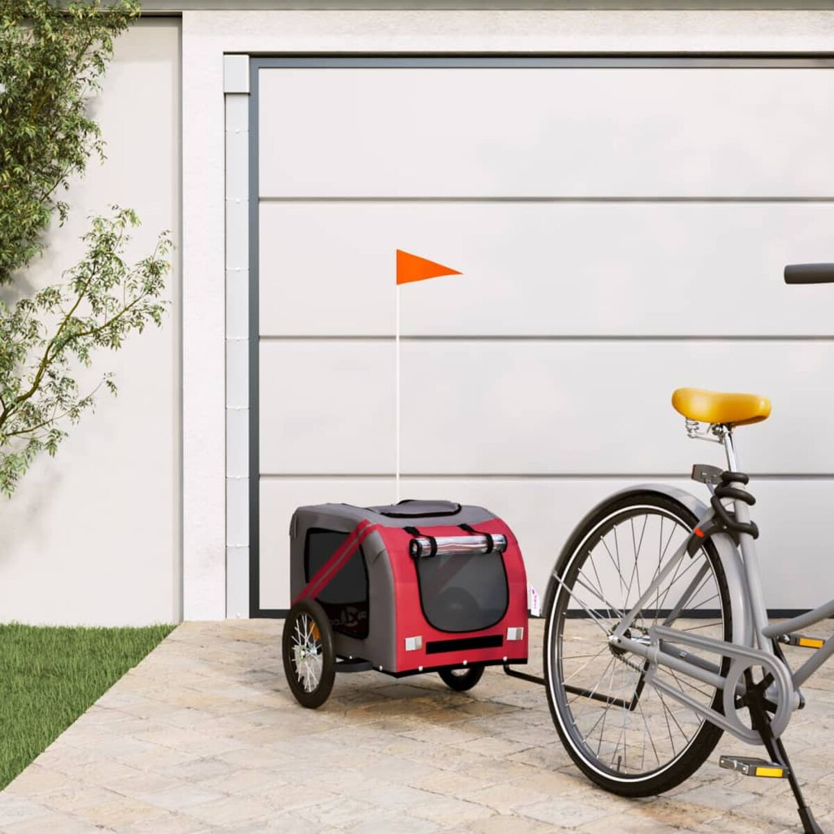 Ein Fahrrad mit einem Tieranhänger. Eine orangefarbene Flagge ist am Anhänger befestigt. Im Hintergrund ist ein Garagentor.