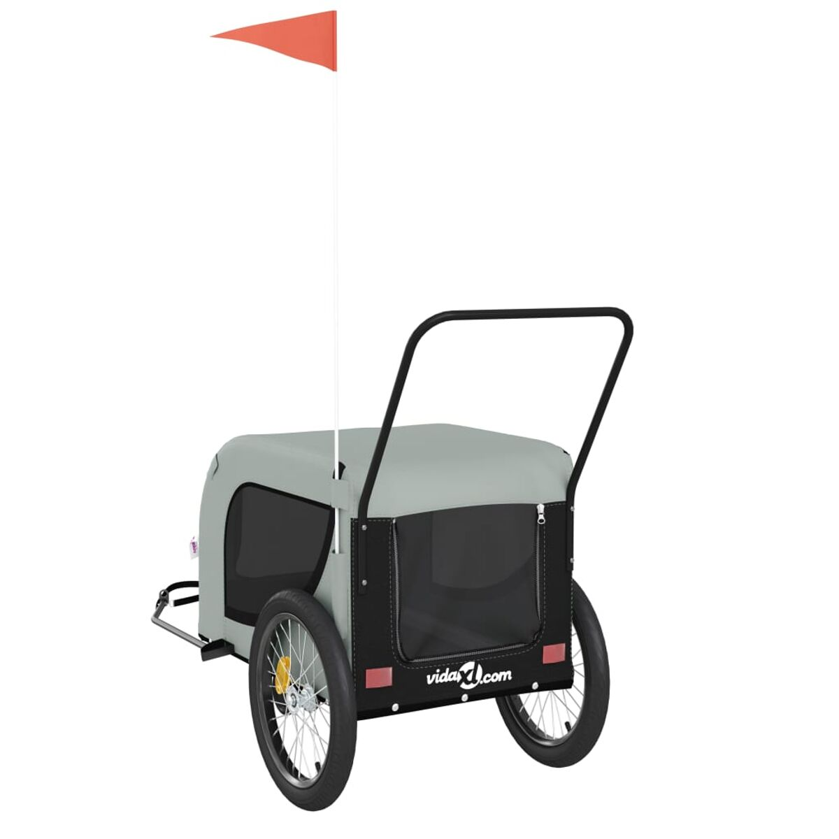 Ein grauer Haustieranhänger mit roter Fahne, schwarzen Rädern und Griff.