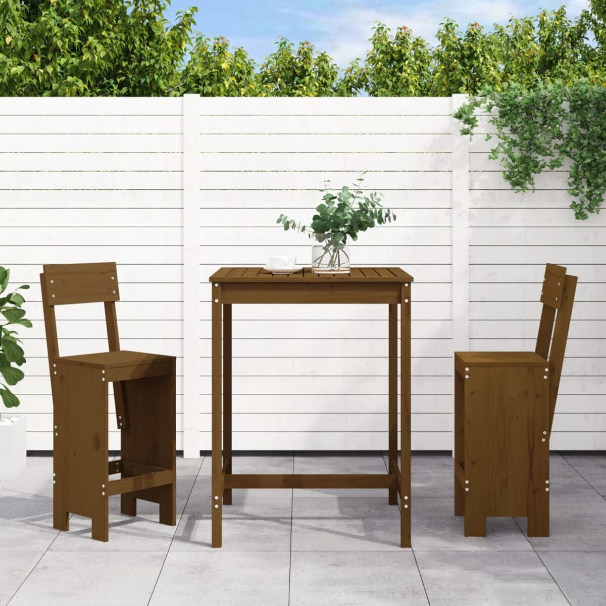 Essgruppe für den Außenbereich mit Tisch und zwei Barhockern. Die Möbel sind braun und aus Holz.