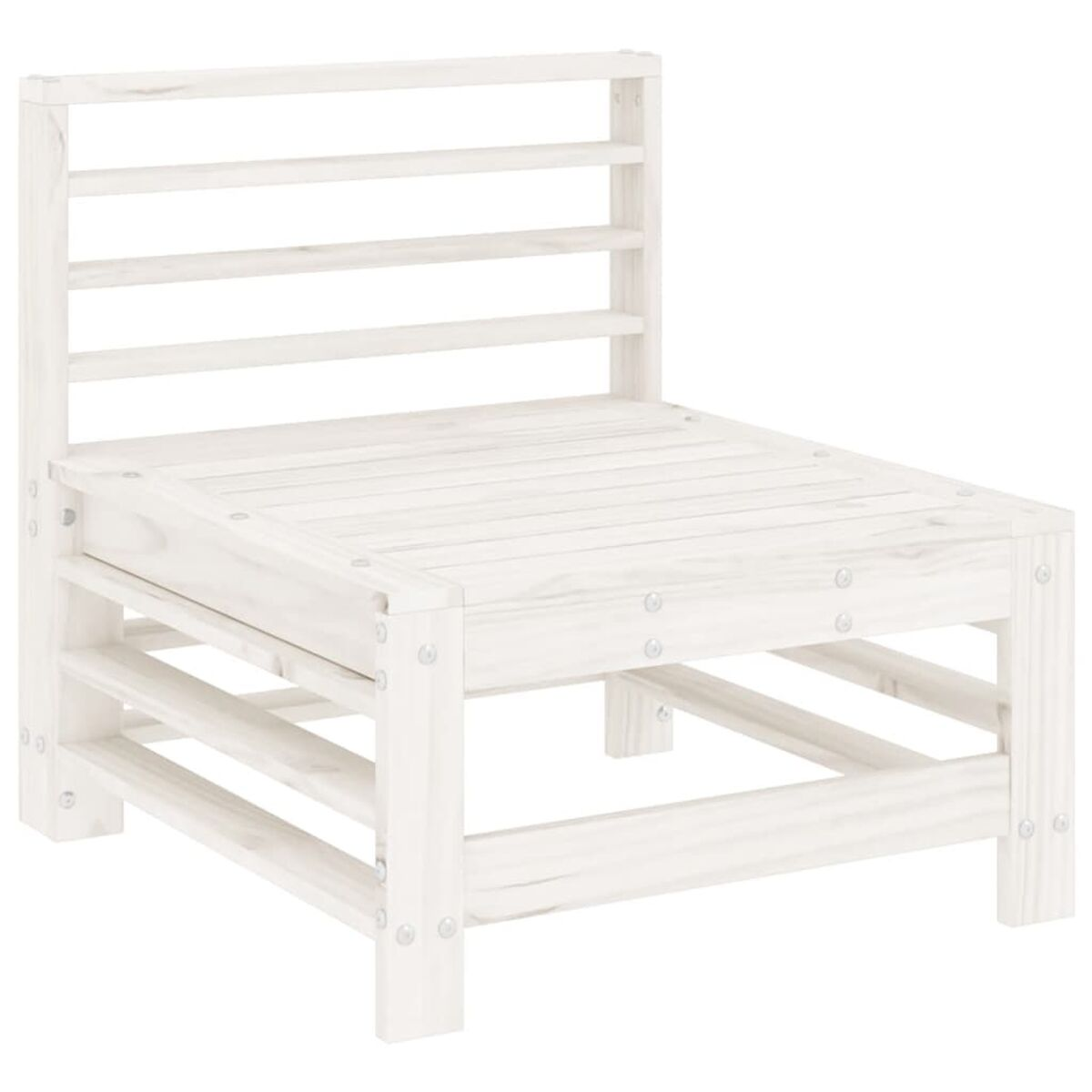 Weißer Holzstuhl mit Lattenlehne und Latten-Sitzfläche. Isoliert auf Weiß.
