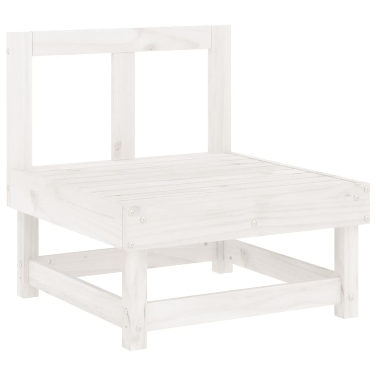 Weißer Holzstuhl mit horizontalen Lamellen. Weißer Hintergrund.