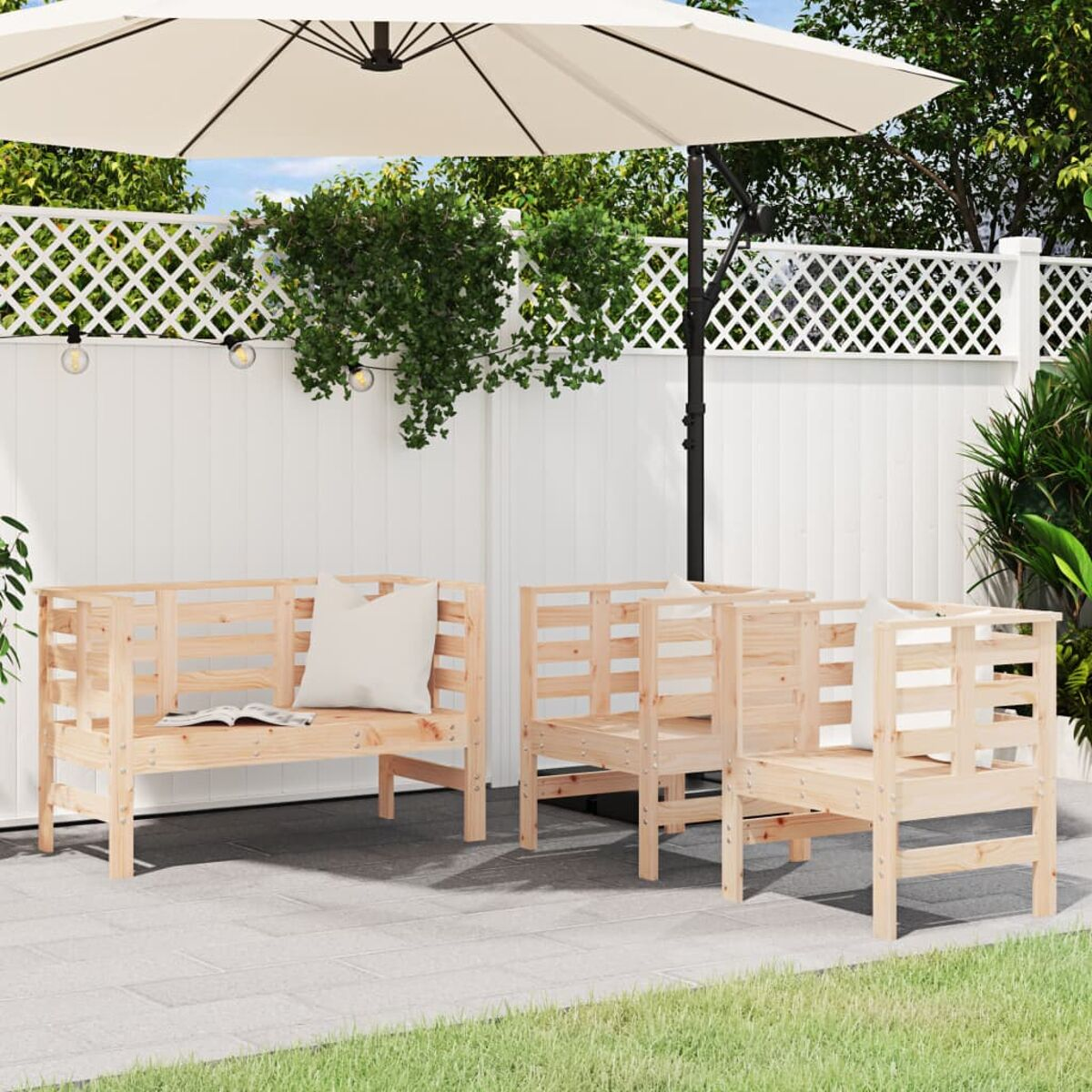 Terrassenmöbel-Set mit Holzmöbeln, weißem Zaun und Sonnenschirm. Sonnenlicht vorhanden.