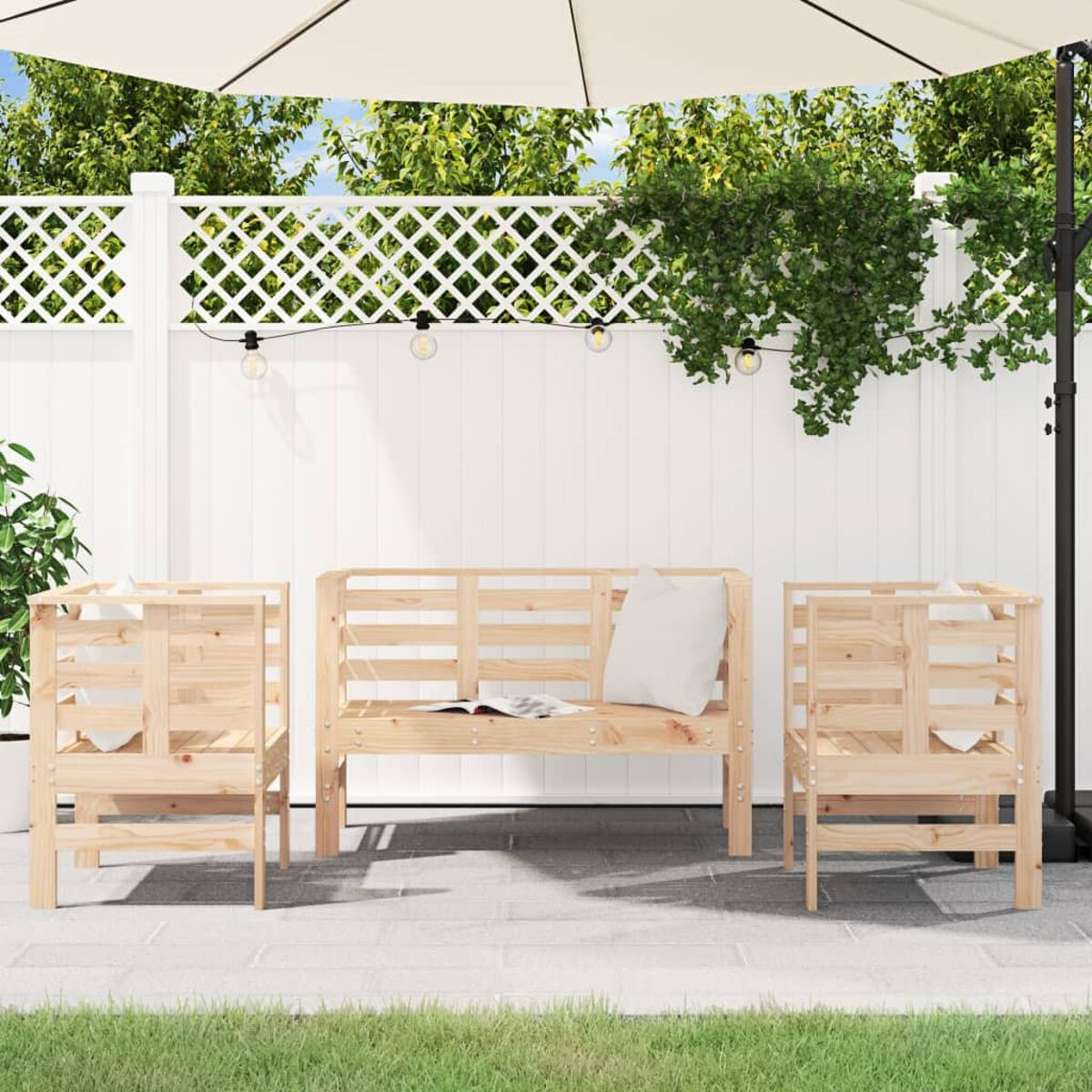 Gartenmöbel-Set mit Holzbank, zwei Stühlen und einem Tisch, alles aus hellem Holz.