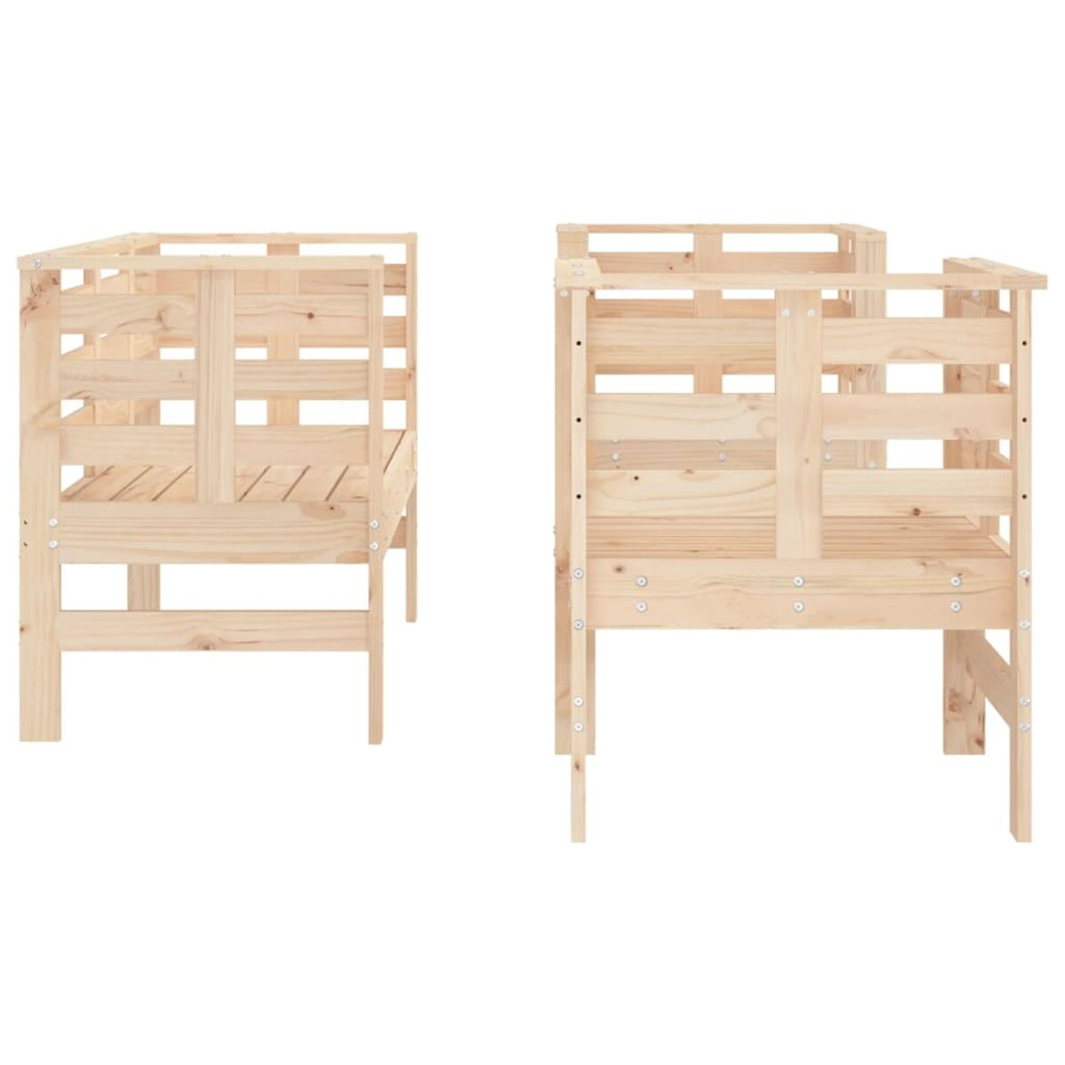 Zwei Holzbänke mit leeren Sitzen. Die Bänke sind aus Holz. Der Hintergrund ist weiß.