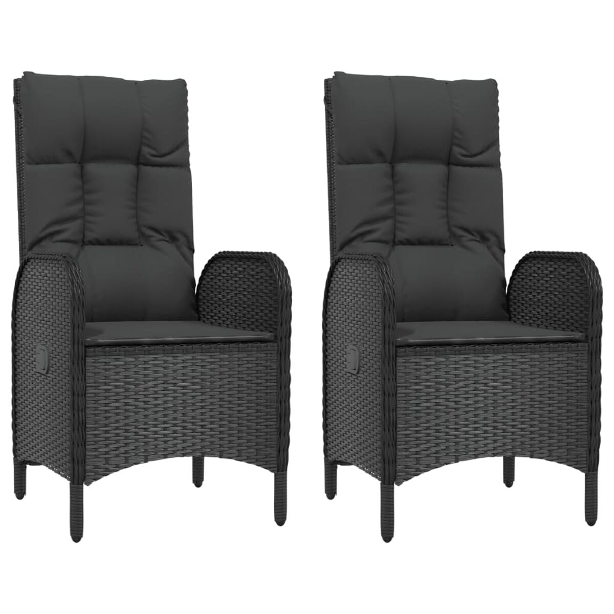 Zwei schwarze Rattan-Stühle mit Kissen auf weißem Hintergrund.
