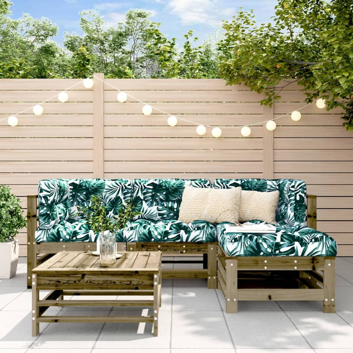 Gartenmöbel-Set mit Ecksofa, Ottomane und Couchtisch. Grüne Kissen.