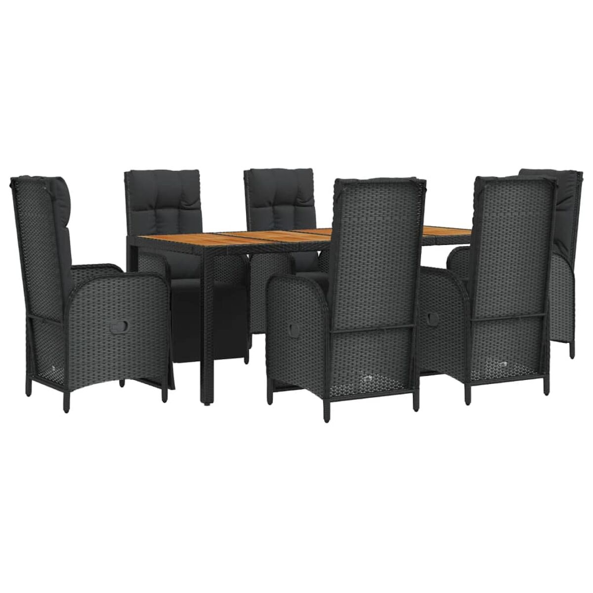 Essgruppe im Freien. Schwarze Rattan-Stühle um einen Tisch mit Holzplatte.