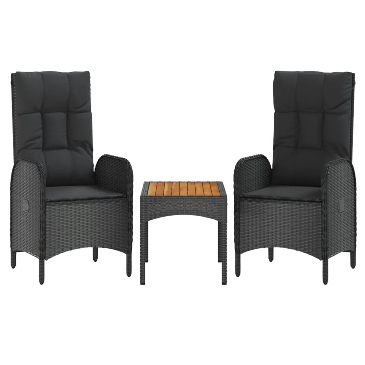 Outdoor-Rattanmöbel-Set mit zwei Hochlehnern und einem kleinen Tisch.