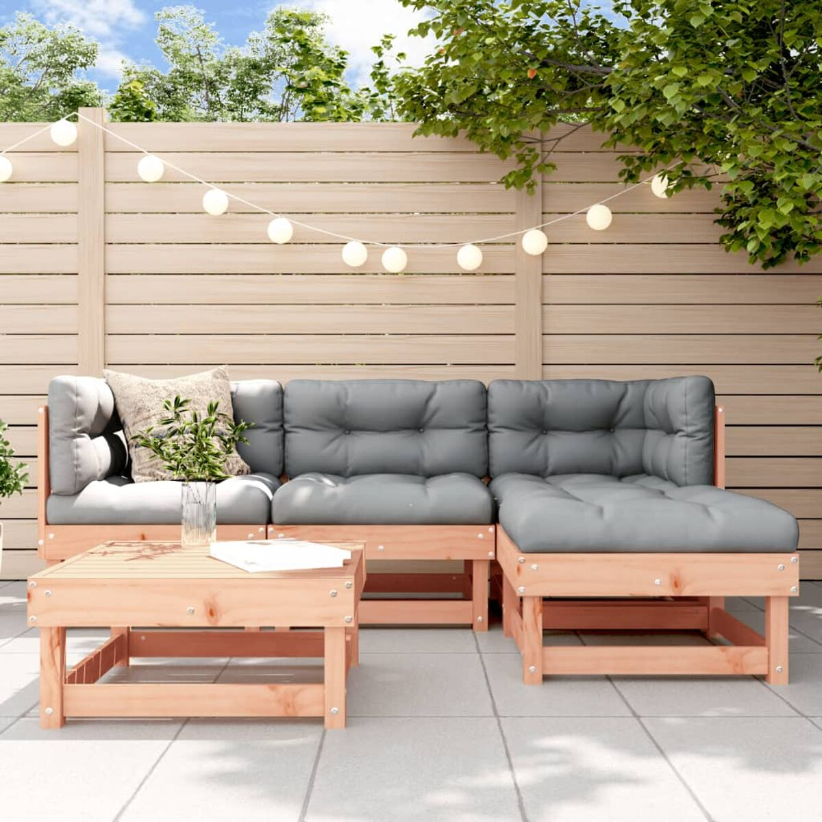 Outdoor-Ecksofa, graue Kissen, heller Holzrahmen. Couchtisch.