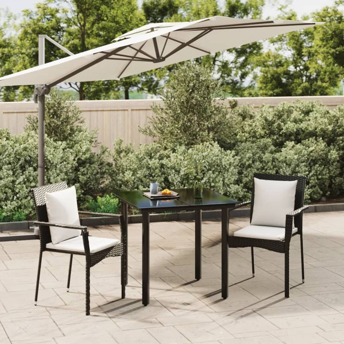 Essgruppe für den Außenbereich mit Tisch, Stühlen und Sonnenschirm. Garten, sonniger Tag.