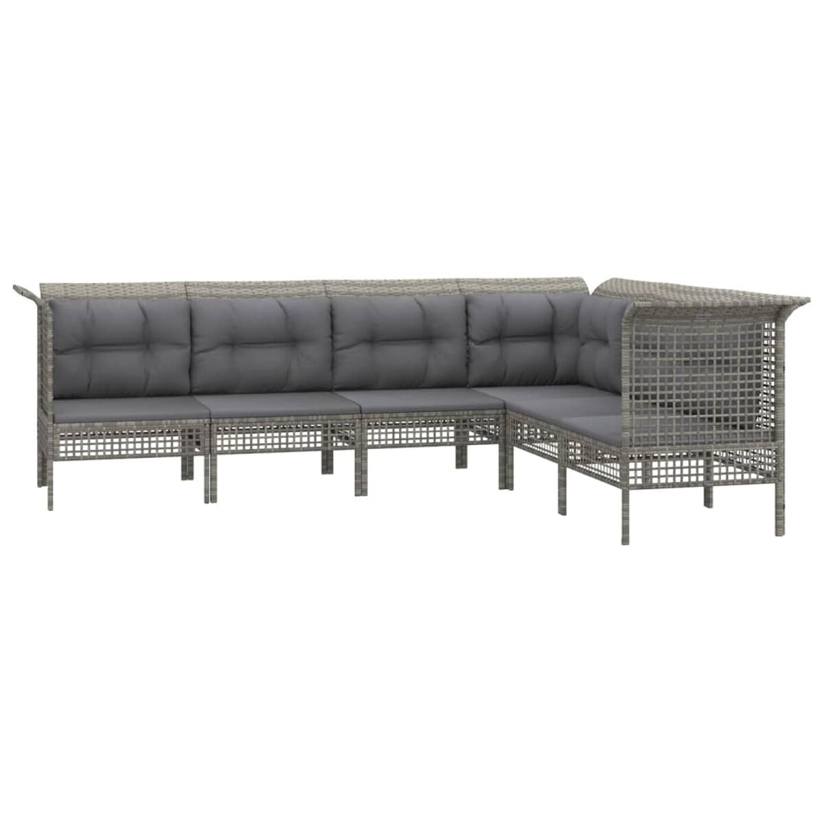 Graues Ecksofa aus Korbgeflecht mit grauen Kissen, auf weißer Oberfläche. Weißer Hintergrund.