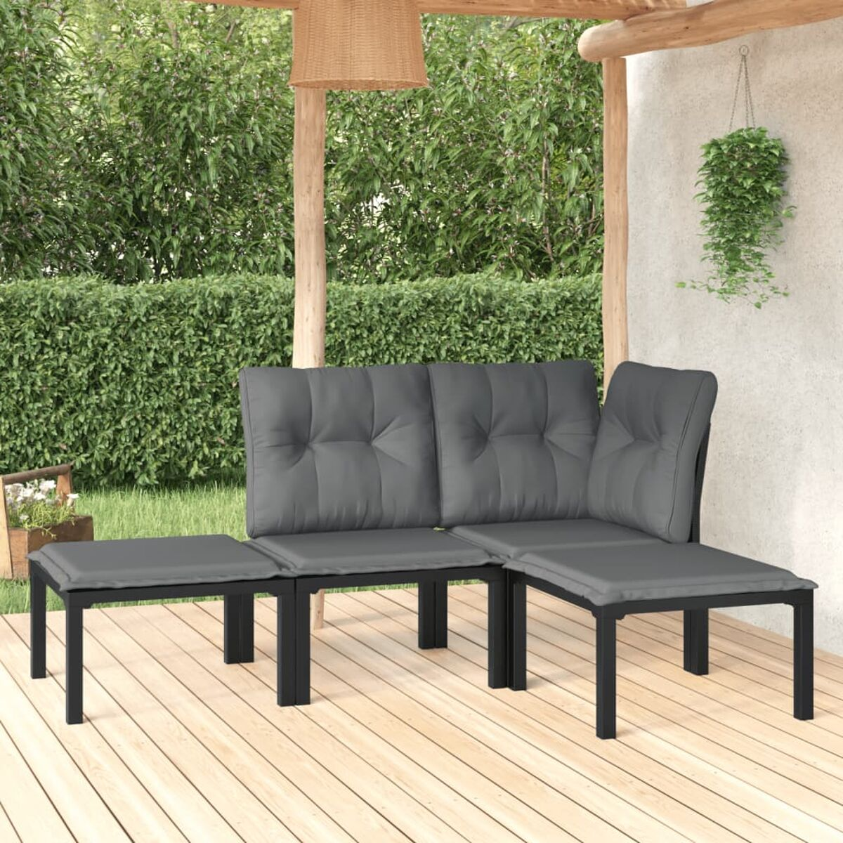 Sitzgruppe im Freien auf einer Holzterrasse. Graue Kissen und schwarze Rahmen.
