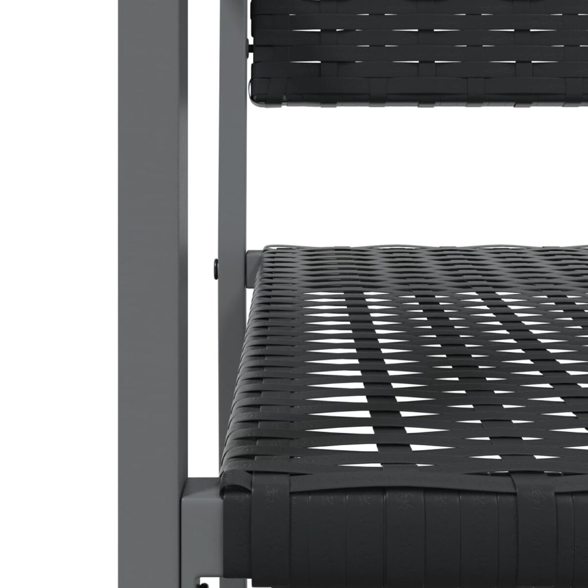 Nahaufnahme eines schwarzen Webstuhls. Zeigt einen gewebten Sitz und Metallrahmen.