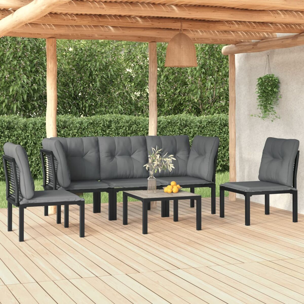 Garnitur für draußen mit Sofa, zwei Stühlen und Tisch. Graue Kissen.