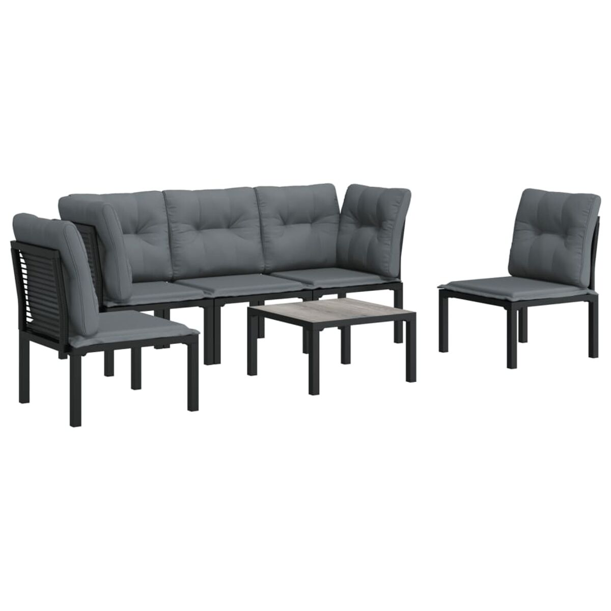 Garnitur für den Außenbereich: Sofa und Stühle. Graue Kissen, schwarze Rahmen. Weißer Hintergrund.