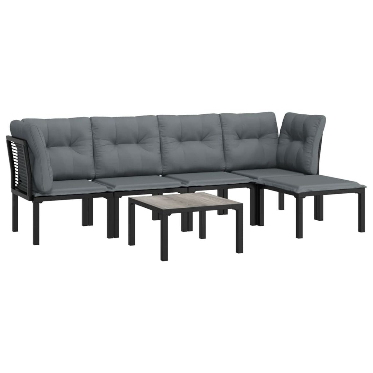 Graues Ecksofa mit kleinem Tisch. Schwarzer Rahmen und graue Kissen.