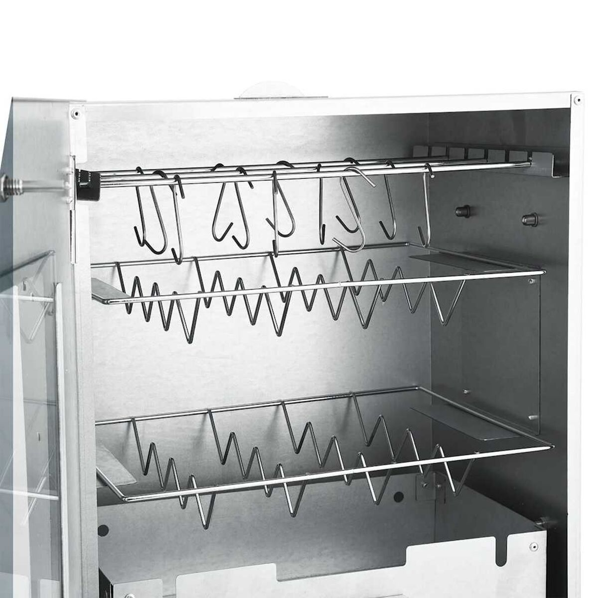 Interno di un affumicatore con griglie per carne. Ganci per appendere il cibo.
