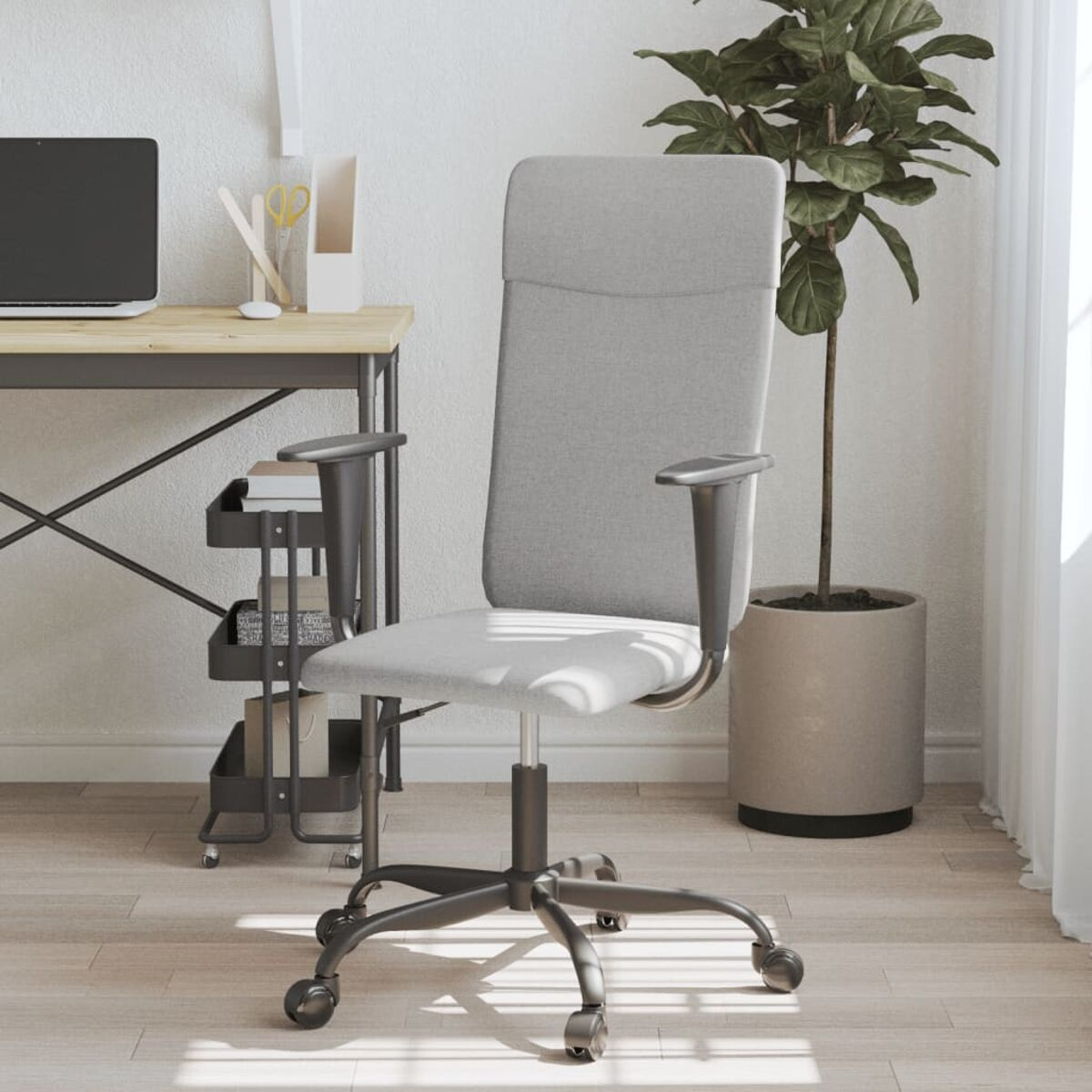 Bürostuhl. Graue Polsterung und schwarzes Gestell. Der Stuhl steht neben einem Schreibtisch.