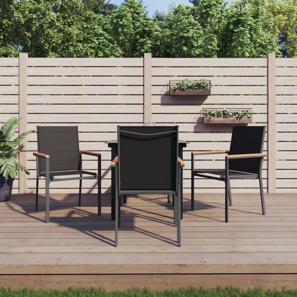 Outdoor-Essgruppe auf einer Holzterrasse. Enthält einen Tisch, drei Stühle und Pflanzen im Hintergrund.