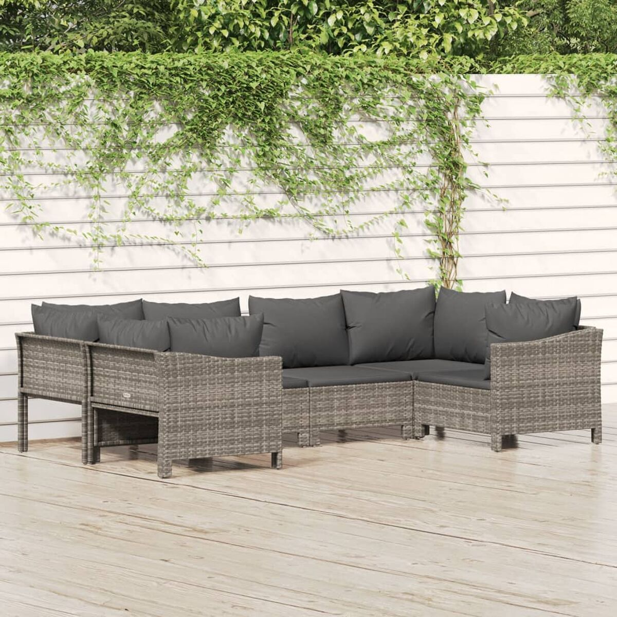 Graues Rattan-Gartenmöbel-Set. Enthält ein Ecksofa mit dunkelgrauen Kissen.
